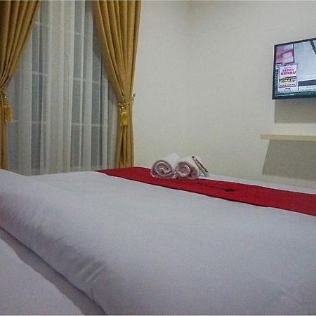 Reddoorz Near Araya Family Club House Hotel Malang Exterior foto