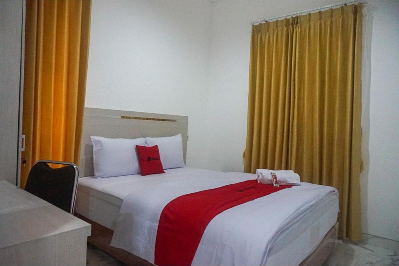 Reddoorz Near Araya Family Club House Hotel Malang Exterior foto