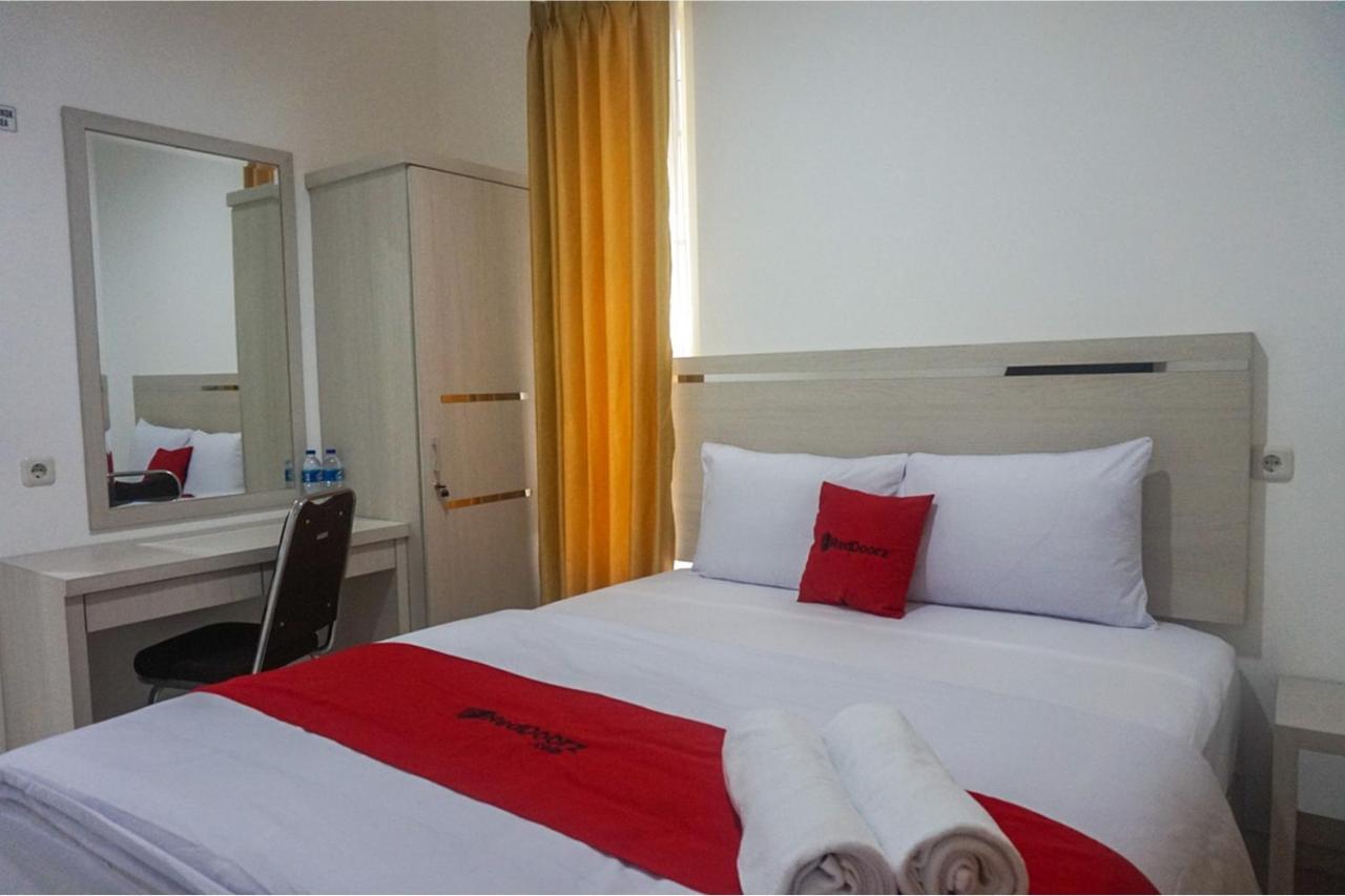 Reddoorz Near Araya Family Club House Hotel Malang Exterior foto