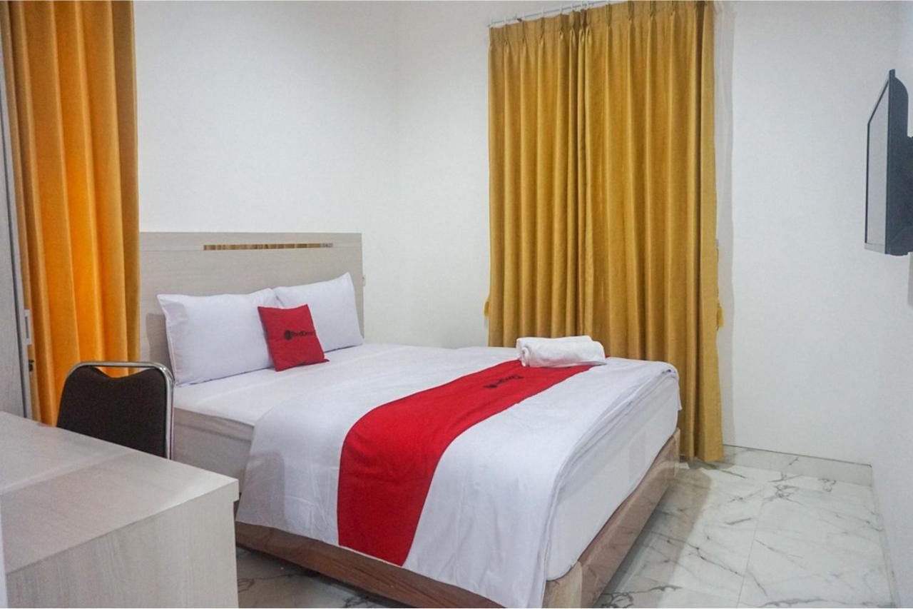 Reddoorz Near Araya Family Club House Hotel Malang Exterior foto