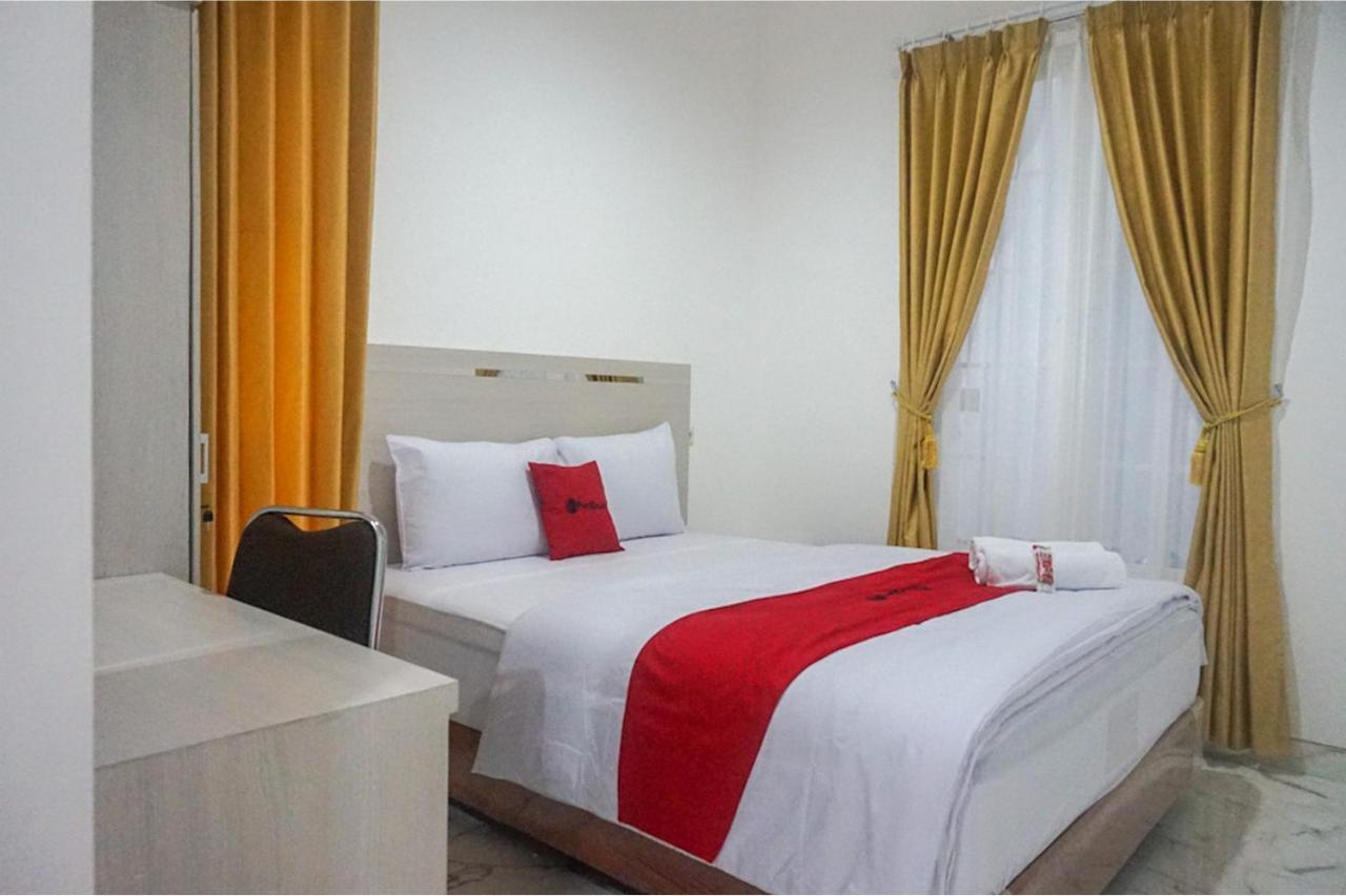 Reddoorz Near Araya Family Club House Hotel Malang Exterior foto