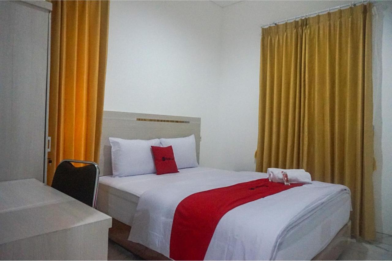 Reddoorz Near Araya Family Club House Hotel Malang Exterior foto